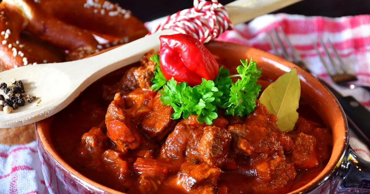 Gulyásleves: a klasszikus magyar recept bográcsban és fazékban